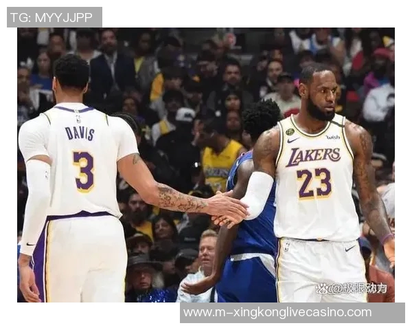 尼克斯与骑士激战正酣NBA季后赛精彩对决引发球迷热议